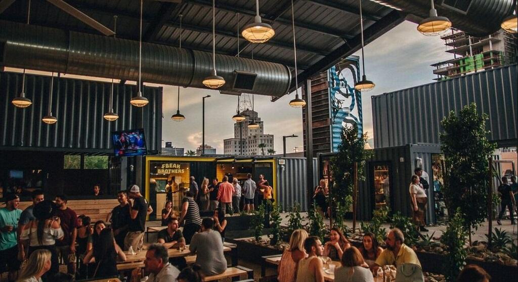 Phoenix Speed Dating, single women are meeting single men, everyone is having a fun time