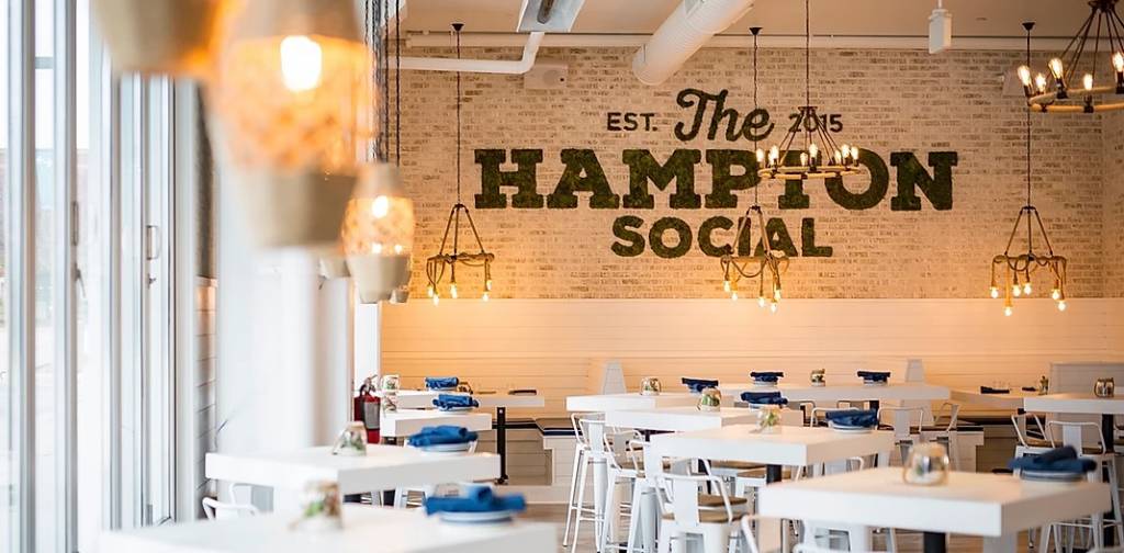 Chicago Speed Dating, single women are meeting single men, everyone is having a fun time