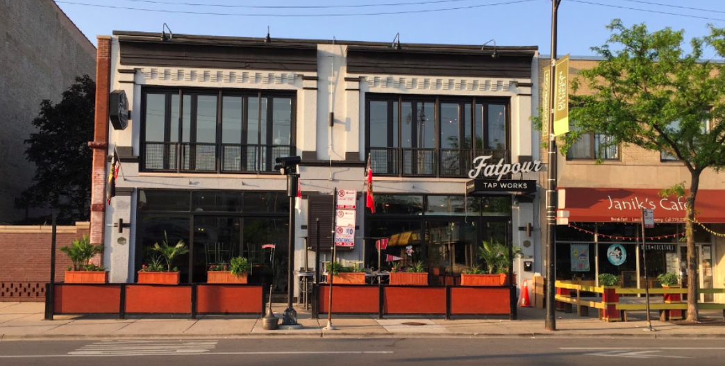 Chicago Speed Dating, single women are meeting single men, everyone is having a fun time