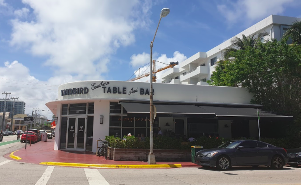 Miami Speed Dating, single women are meeting single men, everyone is having a fun time