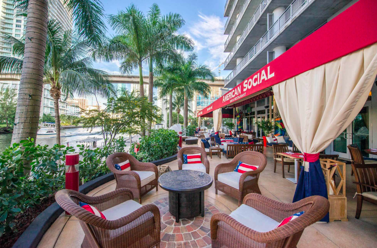 Miami Speed Dating, single women are meeting single men, everyone is having a fun time